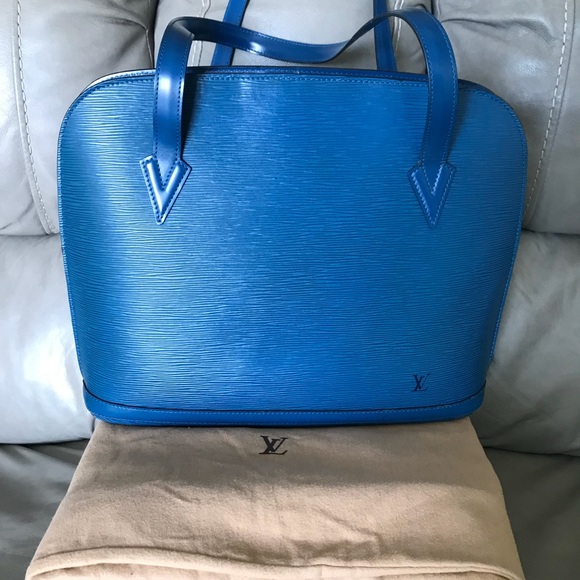 Louis Vuitton Handbags - 💯 authentic LV shoulder bag